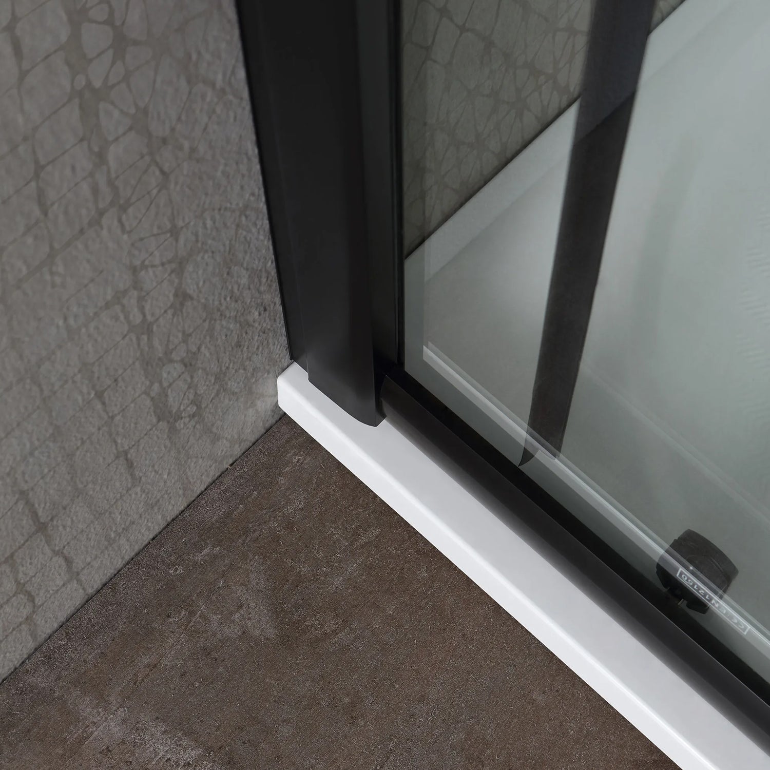 Box doccia modello Imperial 70x70 cm con profilo nero opaco e cristallo trasparente 6 mm